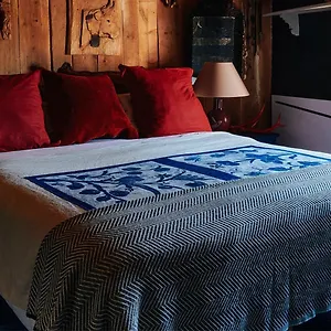 charming-2-bedroom-chalet-hot-tub-dog-friendly.hotels-rhonealpes.com/